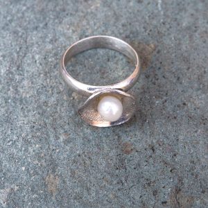 silver-pearl-ring-2